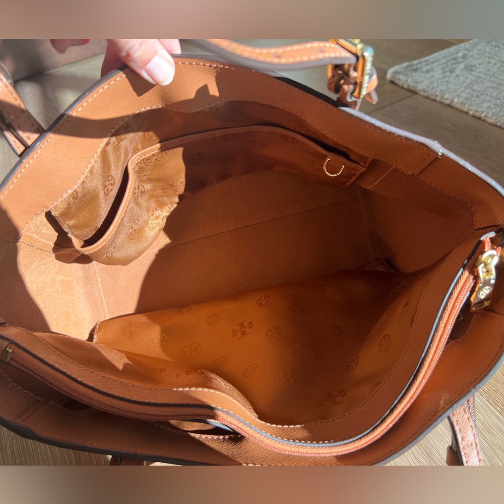 Tory Burch Small Robinson Tote - light brown - Picture 7 of 11